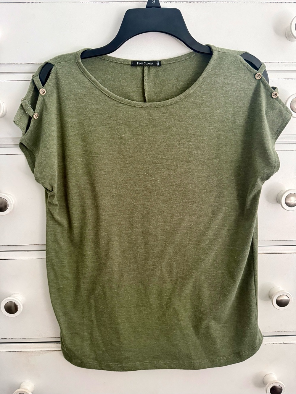 Pink Clover Olive Green Short Sleeve Tee with Button-Shoulder Detail. Sz S